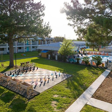 Hotel Mccoy - Art, Libations, Pool Society Колледж-Стейшн Экстерьер фото