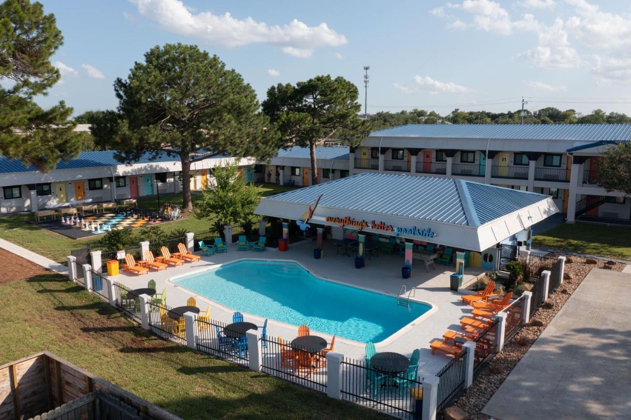 Hotel Mccoy - Art, Libations, Pool Society Колледж-Стейшн Экстерьер фото