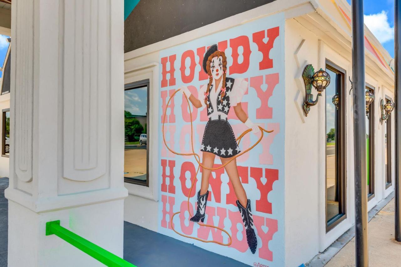 Hotel Mccoy - Art, Libations, Pool Society Колледж-Стейшн Экстерьер фото